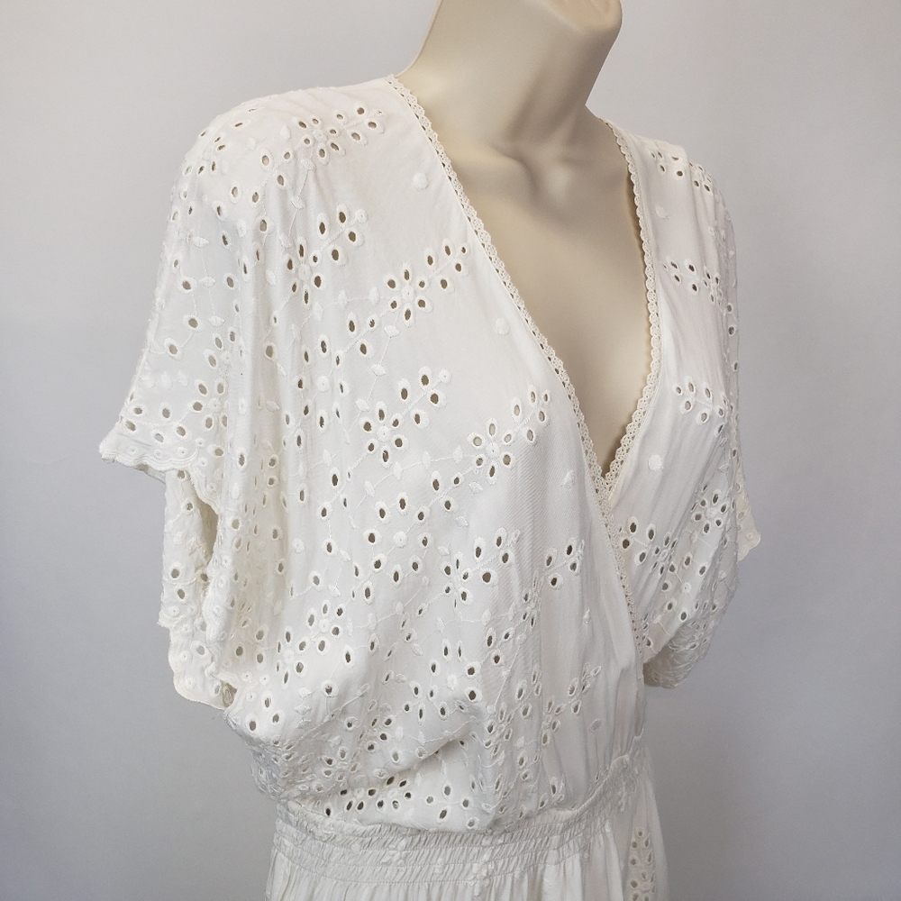 Tobi White Romper eyelet v-neck scallop edges size small - Picture 3 of 11